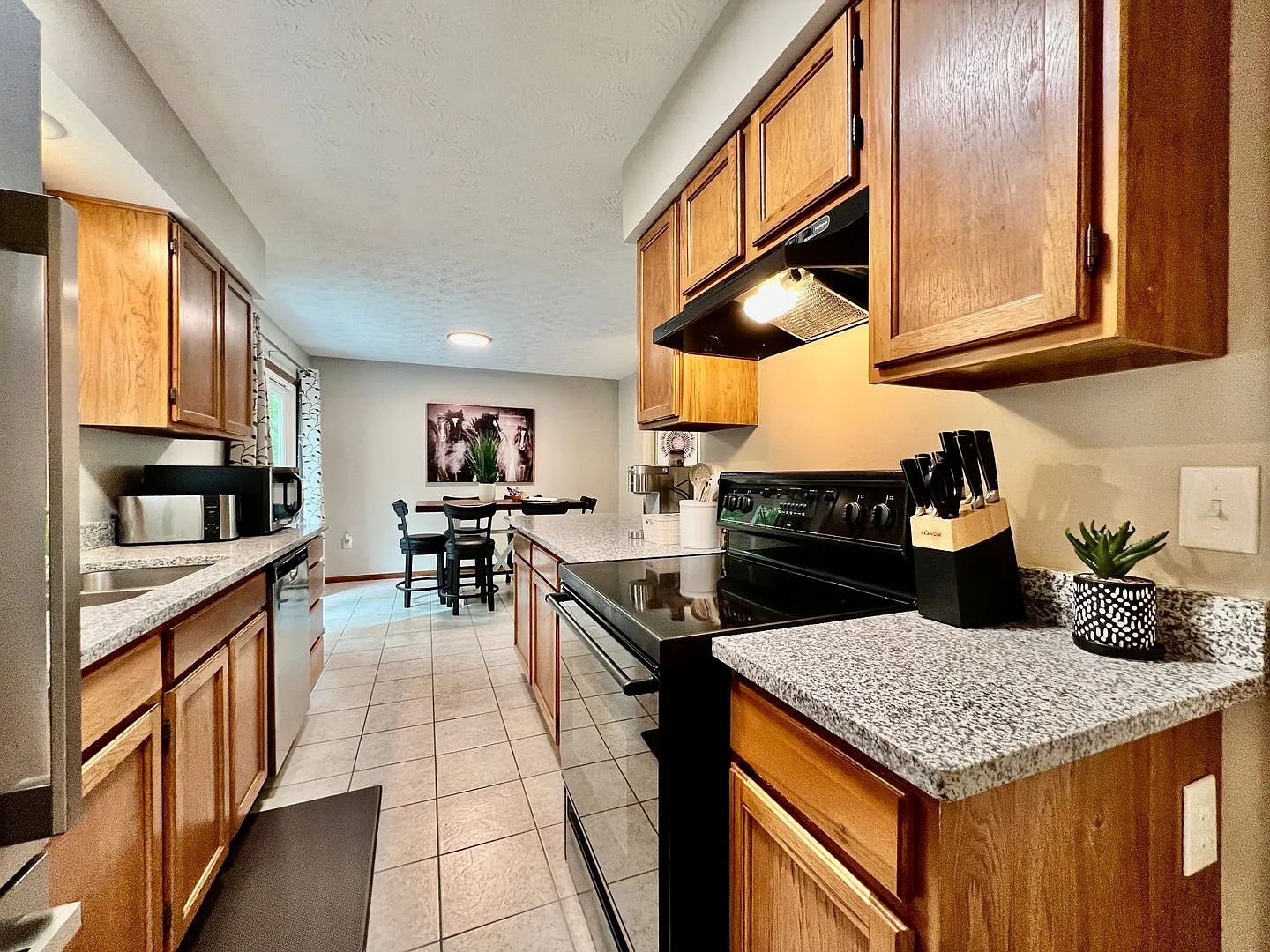 3 bedroom attached home in Bethany — Photo 4