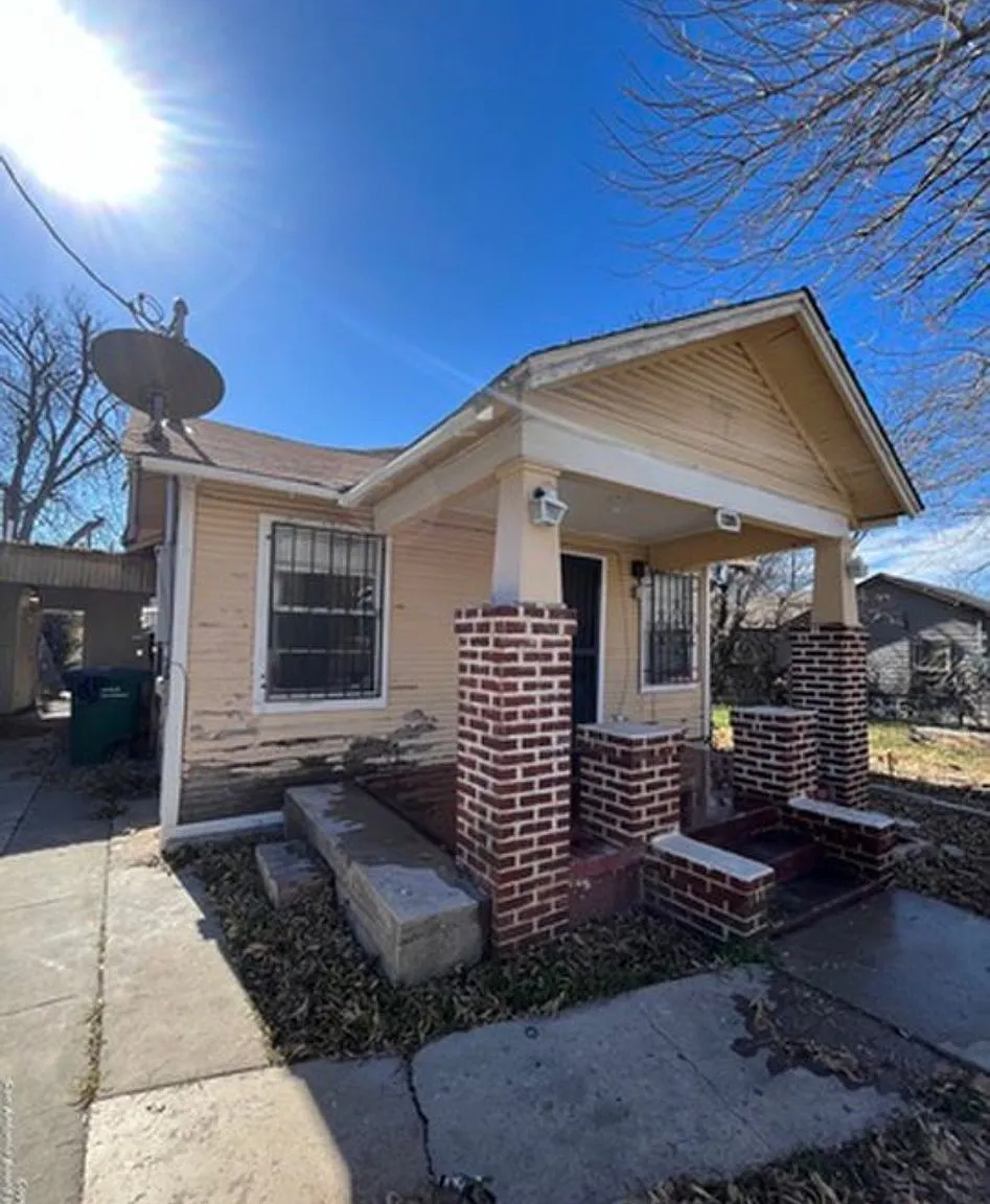 Spacious 3-bedroom, 2-bath home featuring a very large kitchen, great-size dining room, and a large — Photo 1