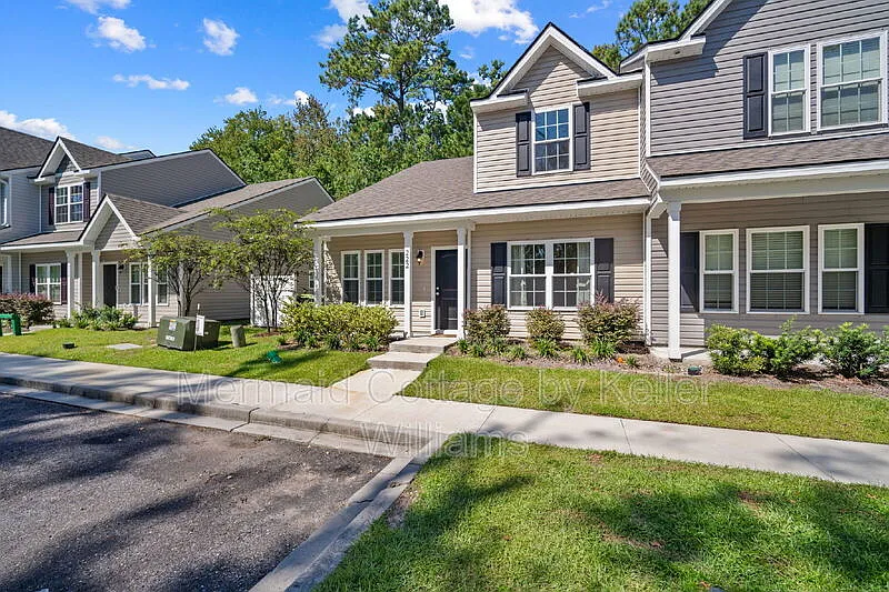 3 bed, 2.5 bath, 1319 sqft, $2,200 — Photo 3