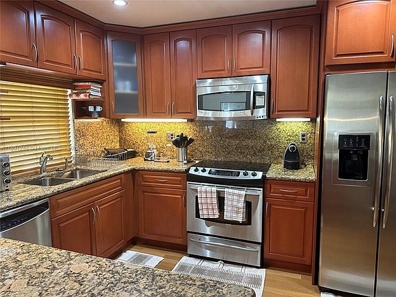 5th image of 16628 Golfview Dr
