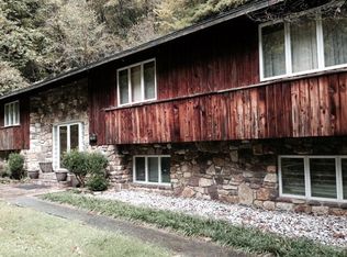 1633 Watkins St, Grundy, VA 24614