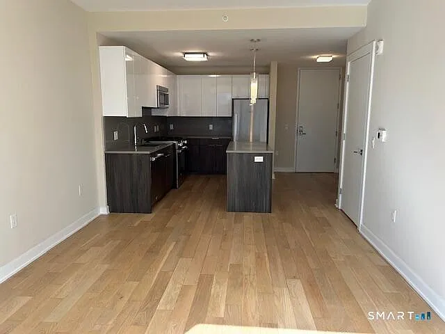 1 bed, 1.0 bath, 754 sqft, $2,367 — Photo 3
