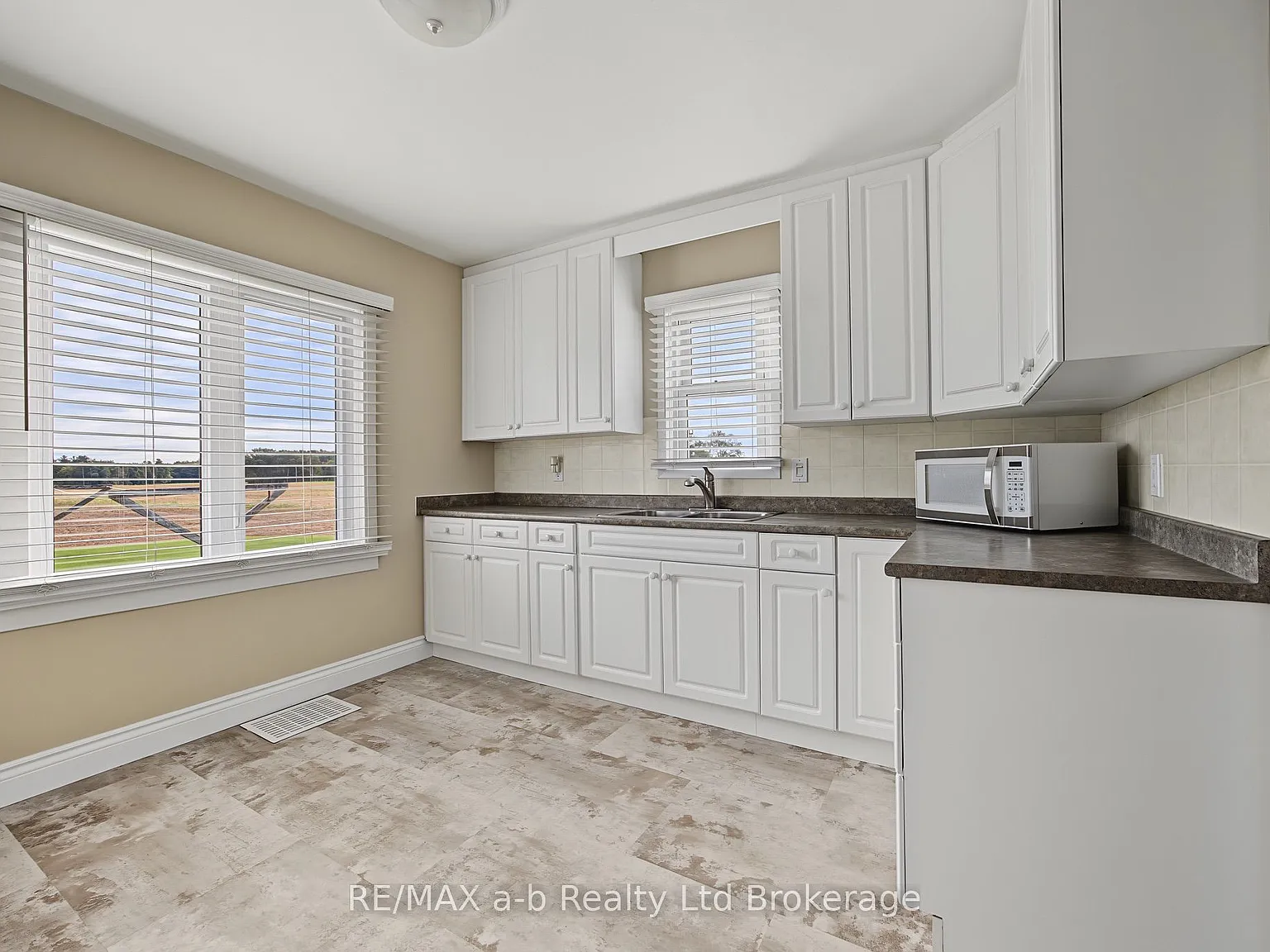 3 bed, $3,000 — Photo 4