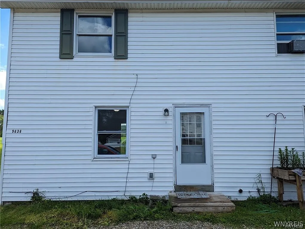 2 bed, 1.0 bath, 2592 sqft, $1,015 — Photo 1