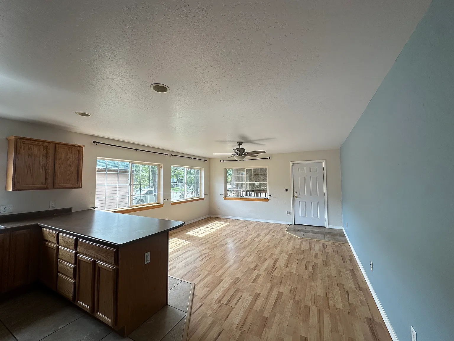 3 bed, 1276 sqft, $1,975 — Photo 2