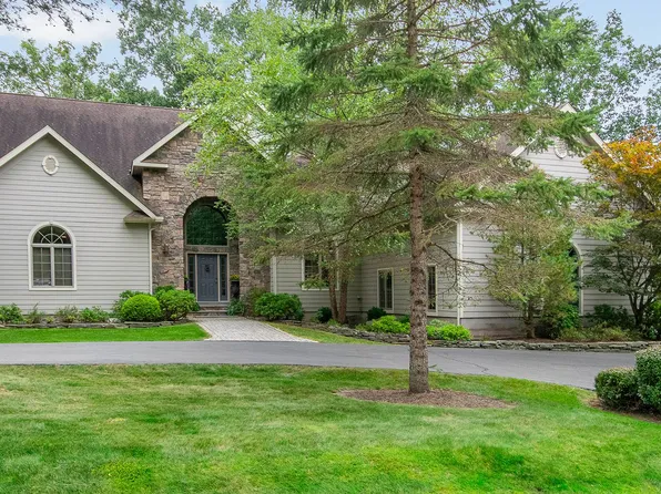 110 Bear Spring Way, Hawley, PA 18428