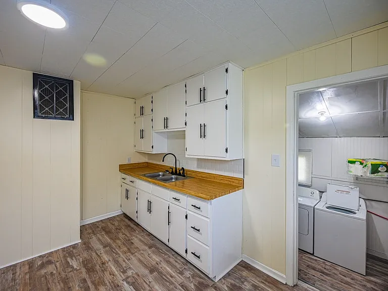 2232 E Riverside Dr — Photo 4