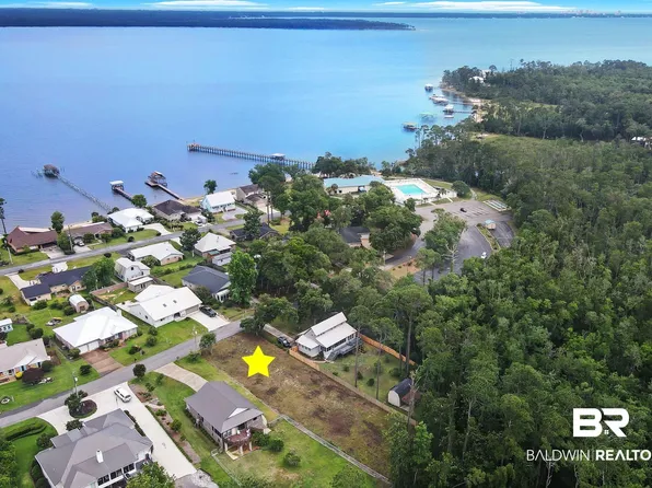 2073 Club House Dr, Lillian, AL 36549