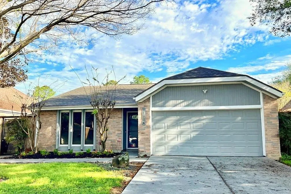 3 bed, 2.0 bath, 1739 sqft, $2,050 — Photo 1