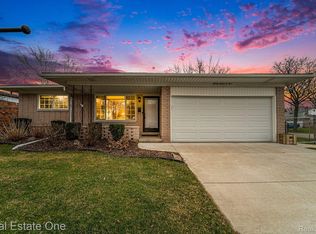 2704 Berkshire Dr, Troy, MI 48083