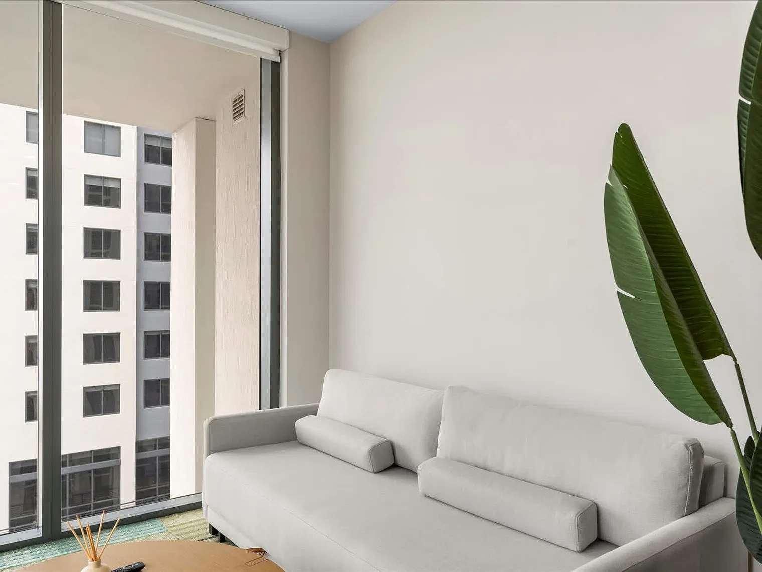 2 bed, 2.0 bath, 818 sqft, $5,123 — Photo 2