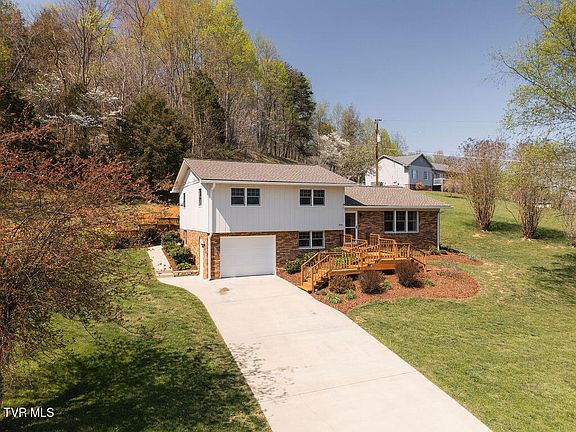 3rd image of 424 Old Watauga Rd