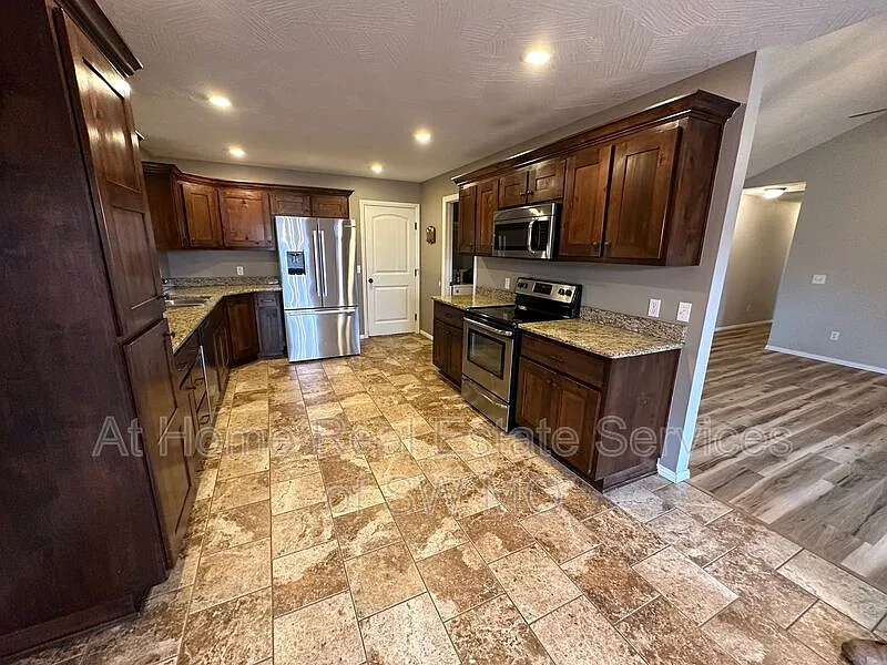 3 bed, 2.0 bath, 1540 sqft, $1,725 — Photo 2
