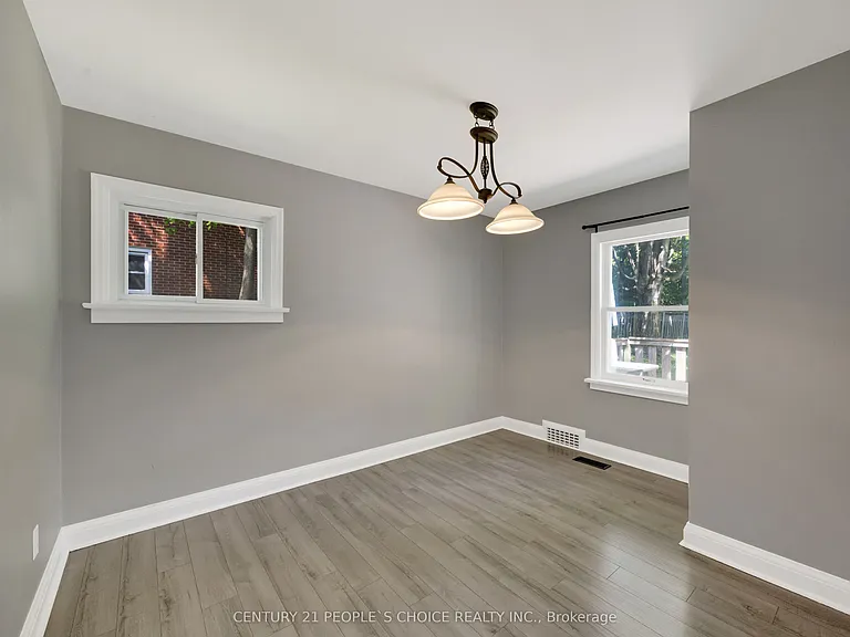 50 Columbia St W — Photo 18
