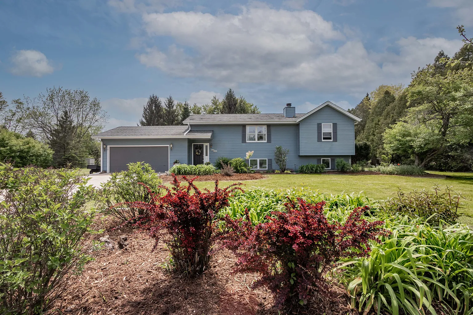 W226N8085 Rolling Hills Dr photo 1