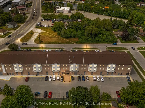 155 Riverglen Dr #320, Georgina, ON L4P 3M3