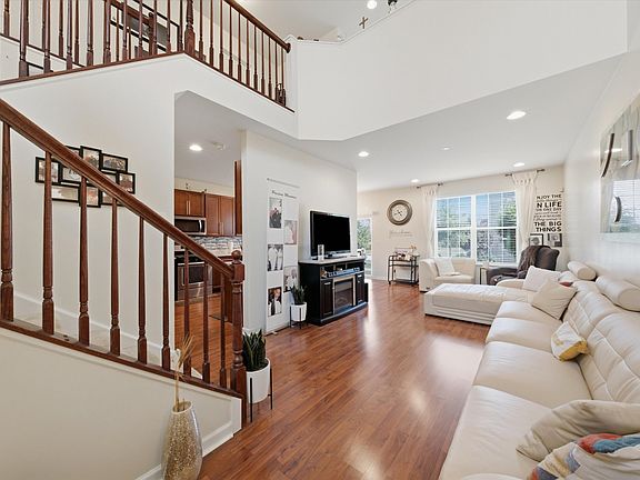 5th image of 220 Owen St