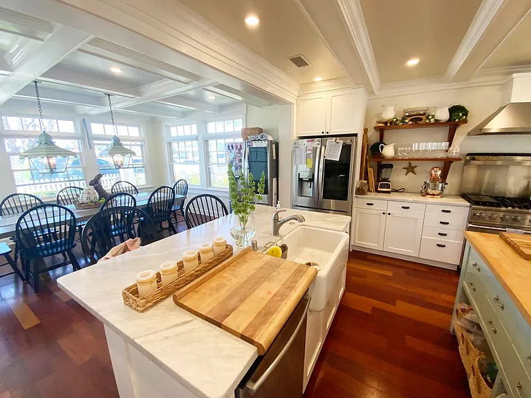 221 Ocean Dr — Photo 6