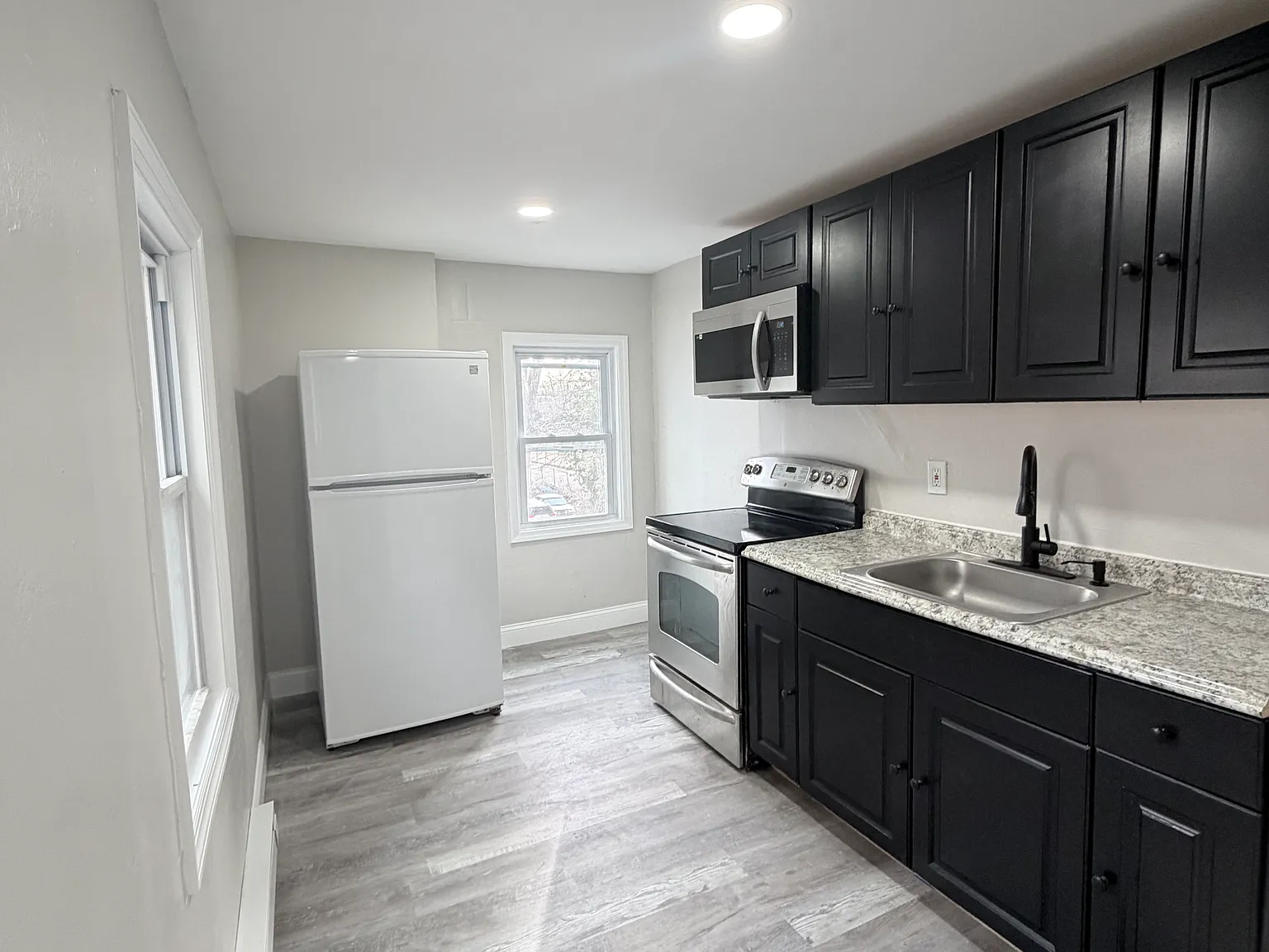 2 bed, 750 sqft, $2,250 — Photo 2