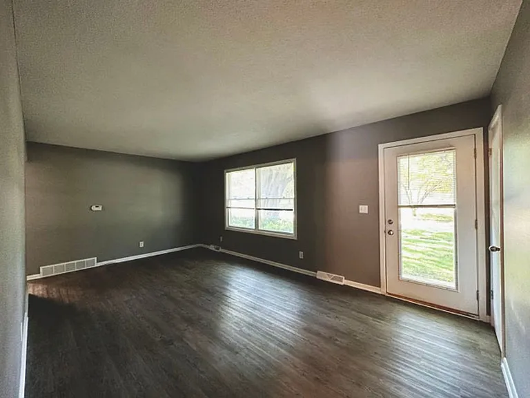 1318 SW Lynn Dr — Photo 3