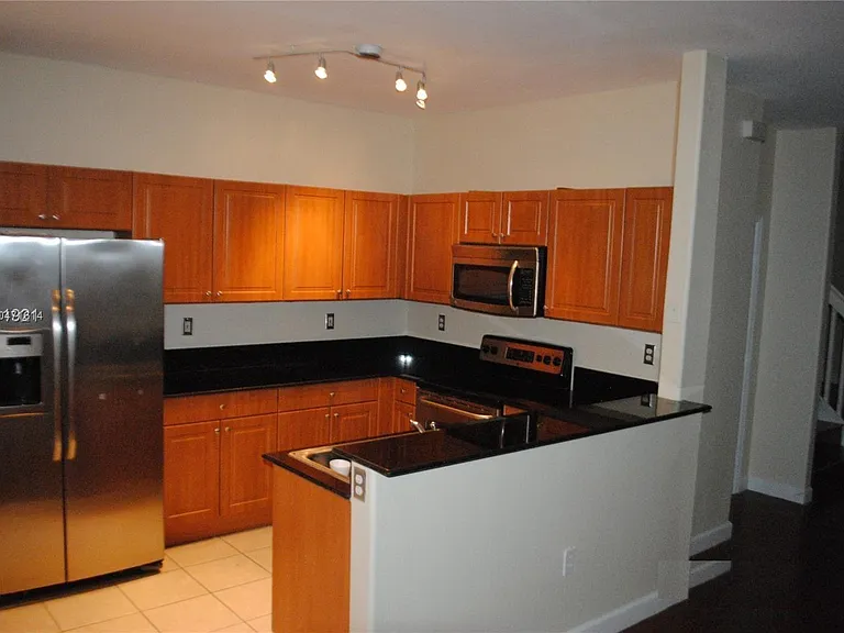 8128 NW 108th Ct — Photo 3