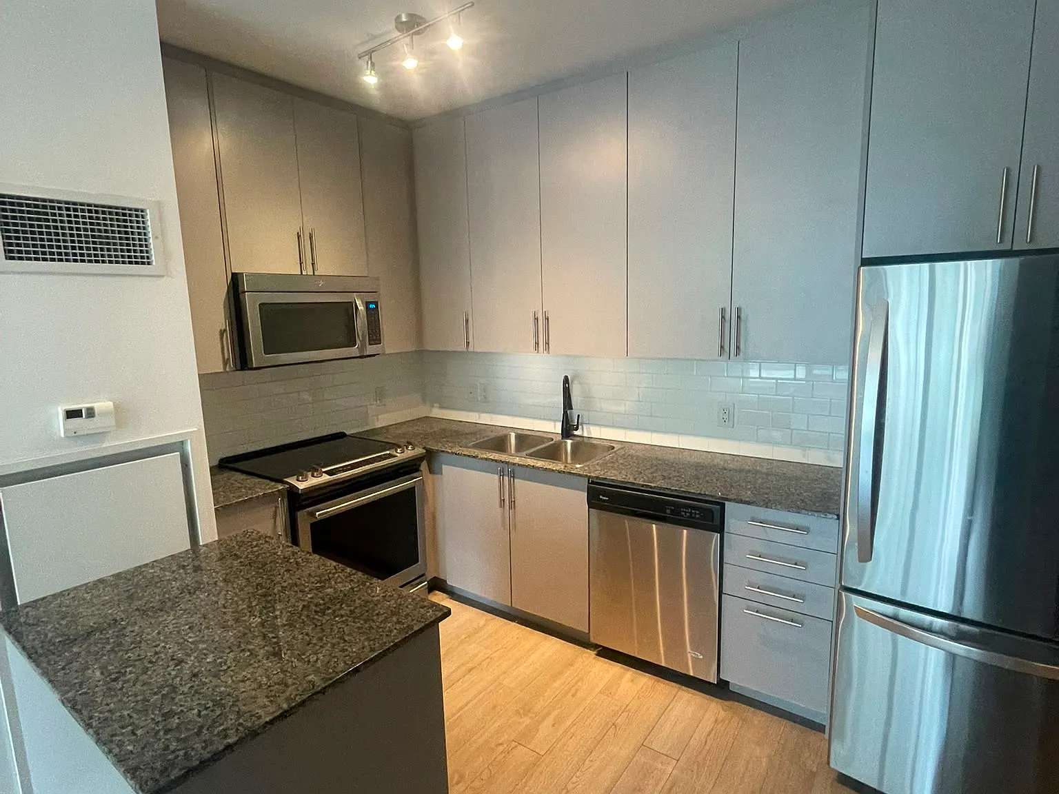 2 bed, 860 sqft, $2,100 — Photo 3
