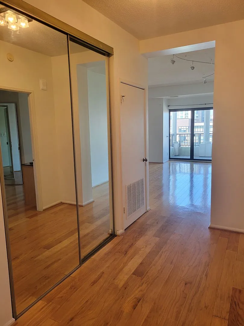 Penthouse Condo! Rosslyn! — Photo 3