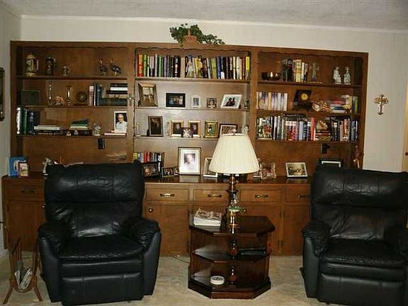 5th image of 302 Pinehurst Dr
