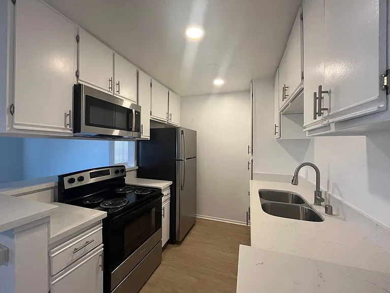 6310 Sylmar Ave — Photo 9
