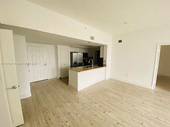 5th image of 19501 W Country Club Dr APT 1007