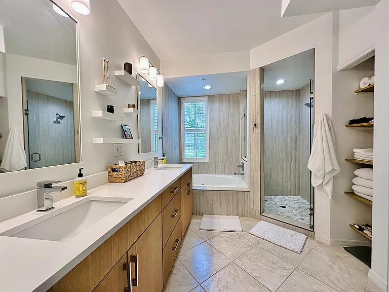 25216 Pelican Creek Cir #CIRCLE102 — Photo 17