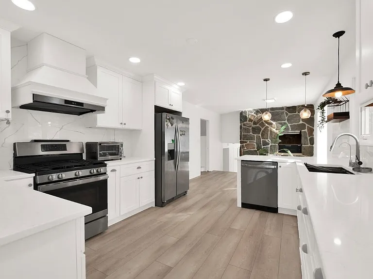 Victoria Cir N — Photo 6