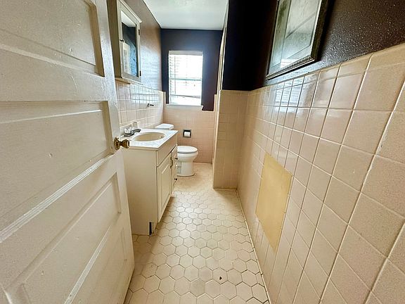 5th image of 606 E North St