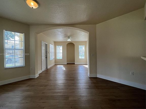2nd image of 907 Belmont Ln Unit 907