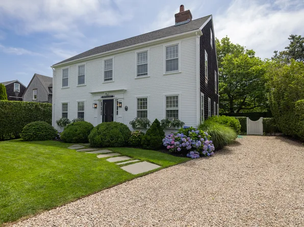 17 Goldfinch Dr, Nantucket, MA 02554