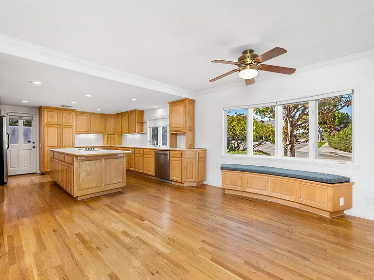 732 Bison Ave — Photo 2