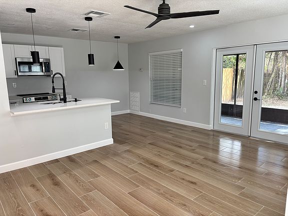 5th image of 13921 Village View Dr
