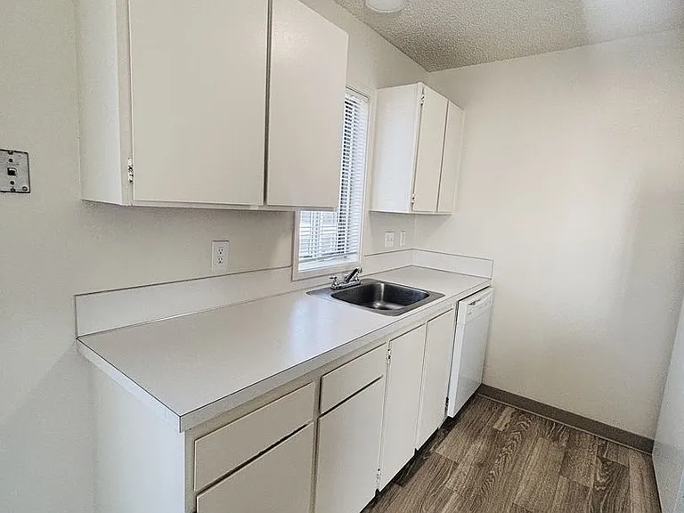 Sunnyside Village Apartments — Photo 8