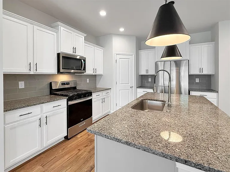 5100 Hillington Way — Photo 6