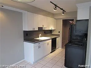 42106 Gladwin St — Photo 7