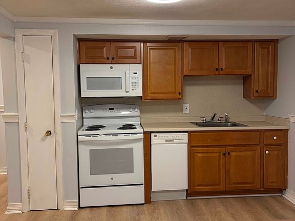 3rd image of 27 Elmwood Park APT 6