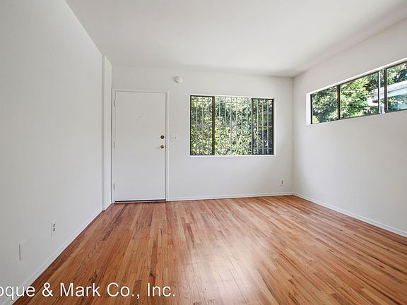 3rd image of 978 S Barrington Ave #6