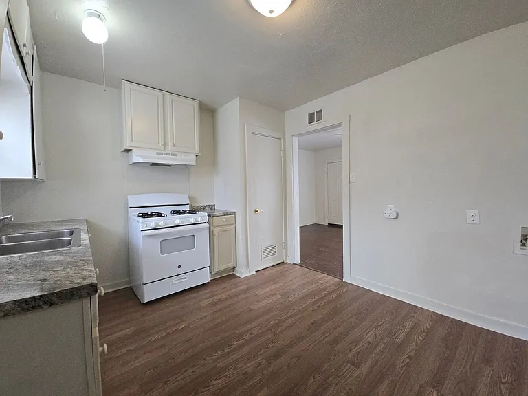 1307 E Avenue H — Photo 7
