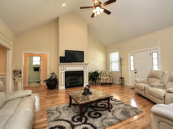 4th image of 265 Canary Cir #239