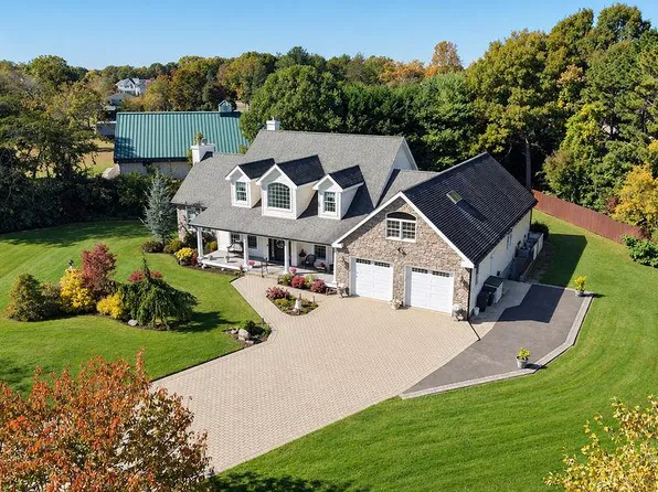 7 Heller Court, Bohemia, NY 11716