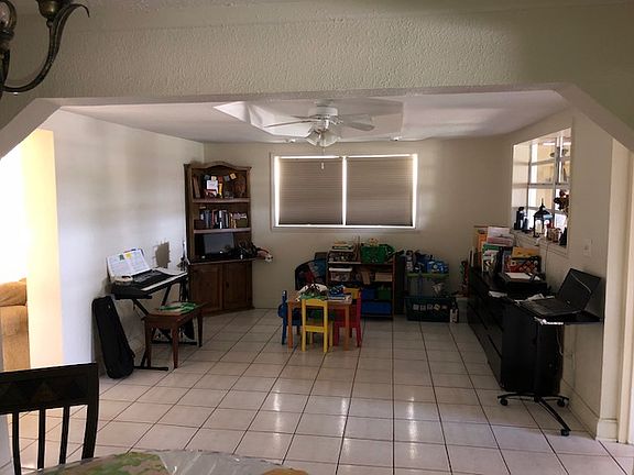 5th image of 1121 NE 42nd St