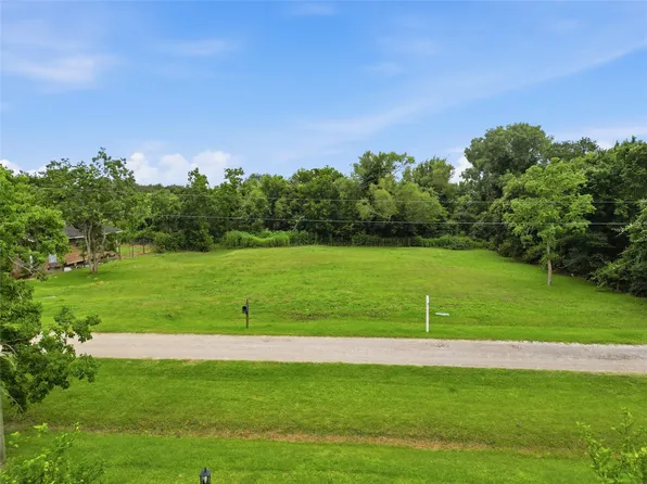 7121 Lewis Rd, Hitchcock, TX 77563