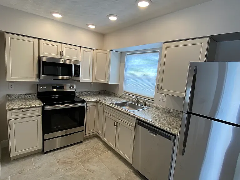 2 bed, 1.5 bath, 1000 sqft, $1,275 — Photo 2
