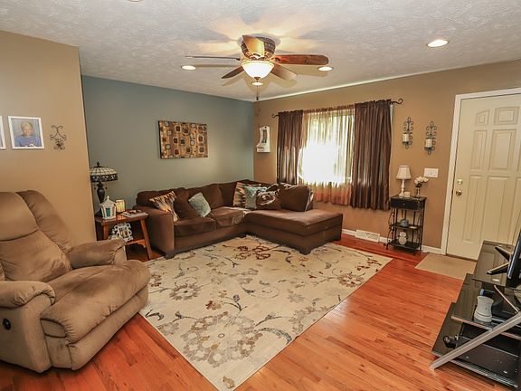 4th image of 11062 Oakbrook Dr