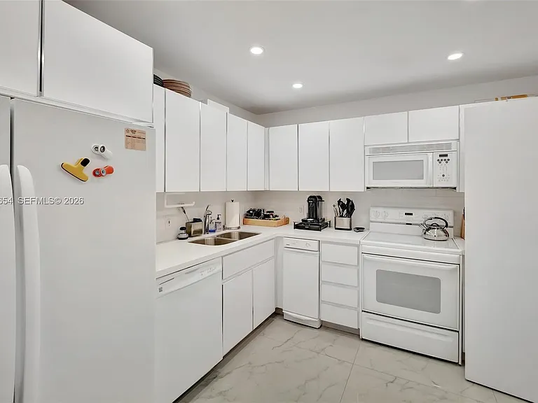 2 Grove Isle Dr #B706 — Photo 9